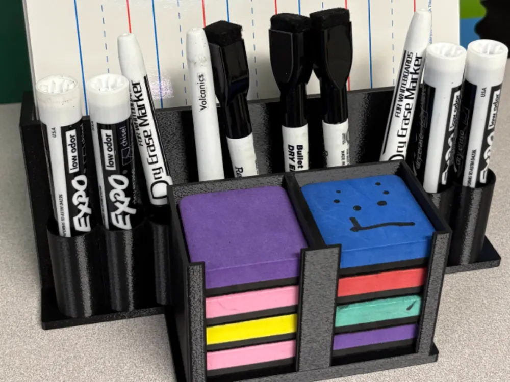 Letrero o emblema decorativo: Whiteboard Caddy. Referencia del modelo original.