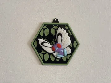 Letrero o emblema decorativo: HexaDex-Butterfree Pokemon — vista de referencia 4