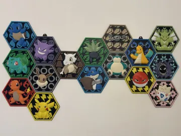 Letrero o emblema decorativo: HexaDex-Butterfree Pokemon — vista de referencia 3