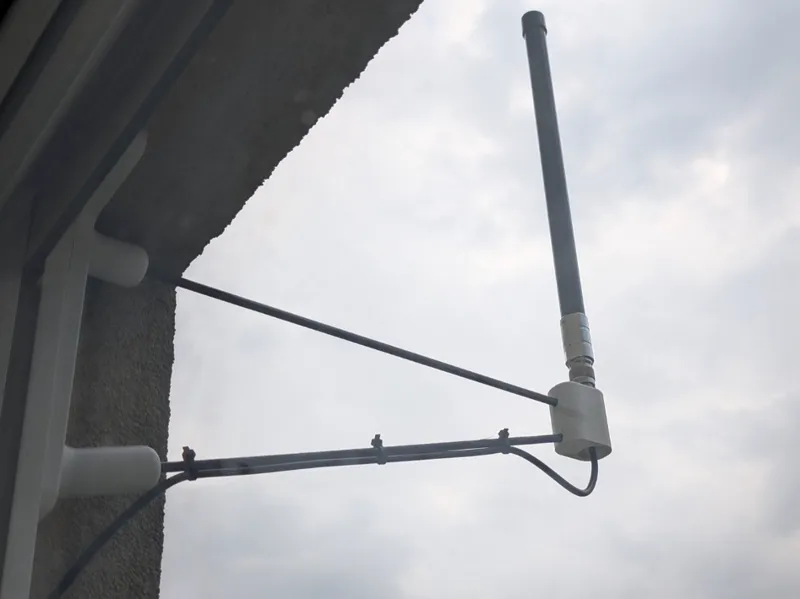 Wall bracket for mounting the antenna