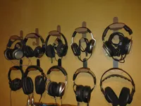 Support mural casque audio avec gestion des câbles — photo 3