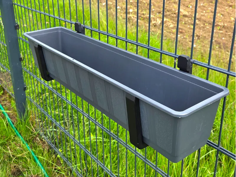 Blänzel – Blumenkastenhalter für den Zaun