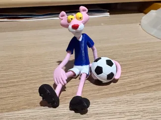 pantera rosa jugando al futbol