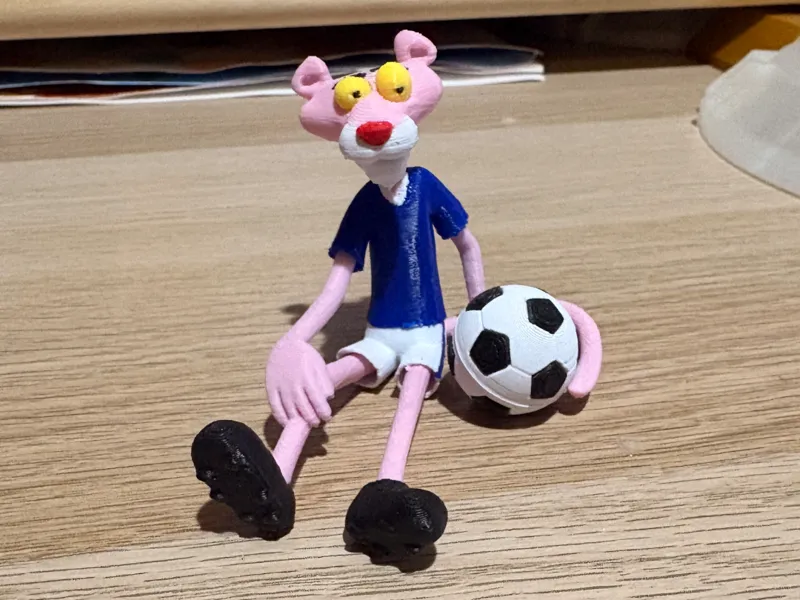 pantera rosa jugando al futbol
