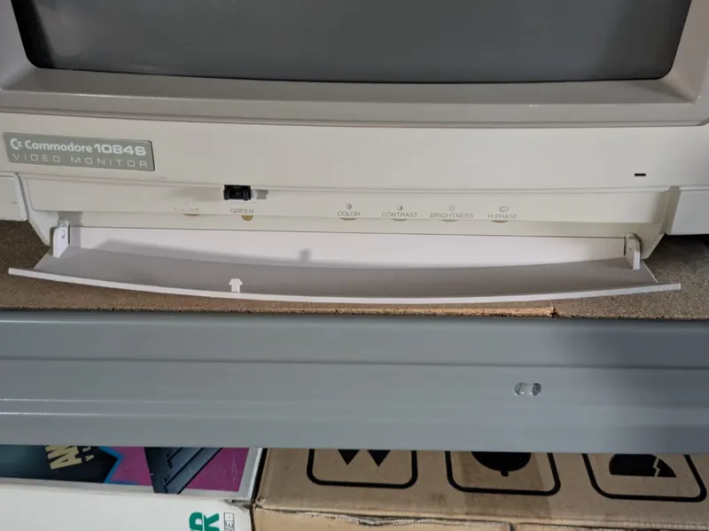 Commodore 1084S door