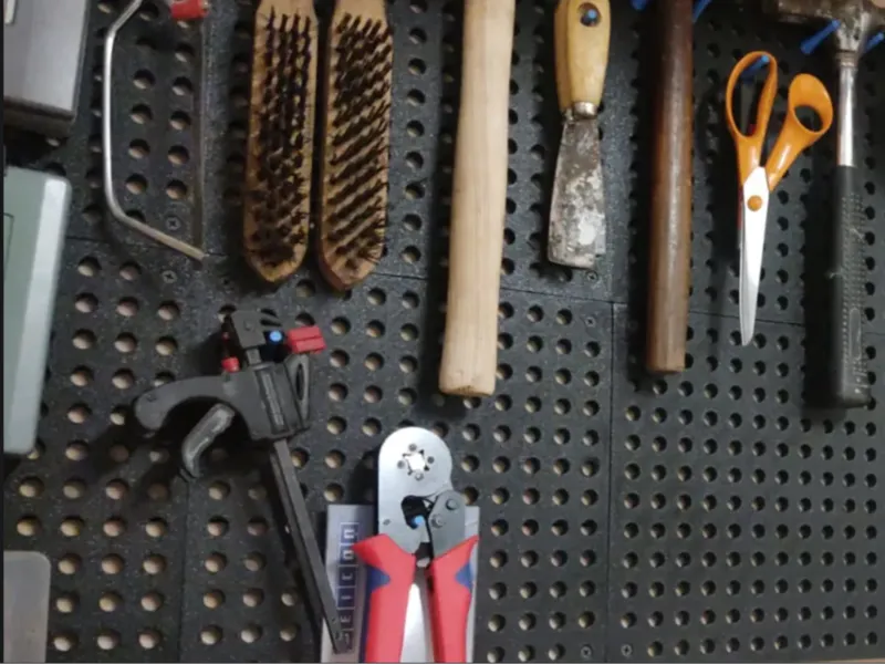 Pegboard / Lochplatte mit Stiften