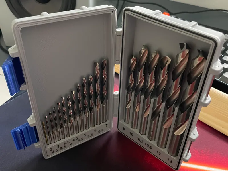 Drill bit case insert magnetic