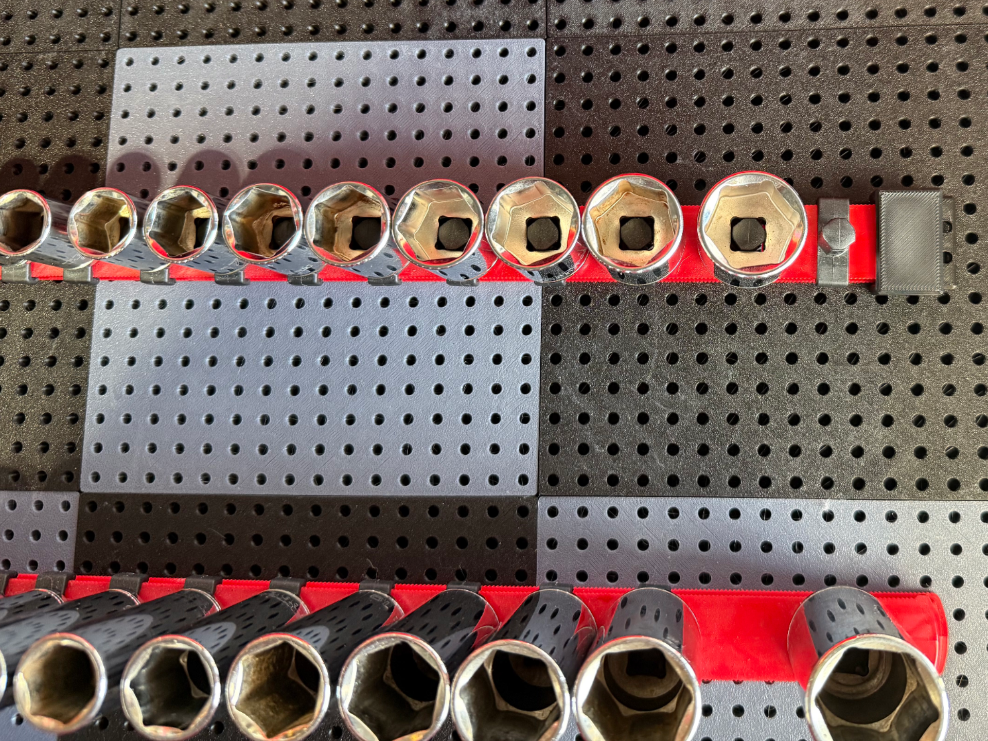 Tool grid end cap for Tekton Socket rail 