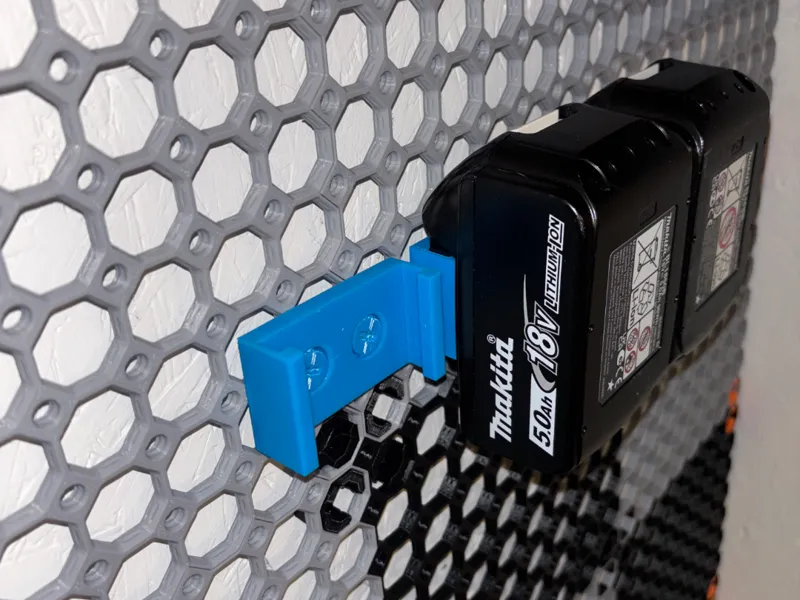 Simple Makita 18V battery holder for multiboard
