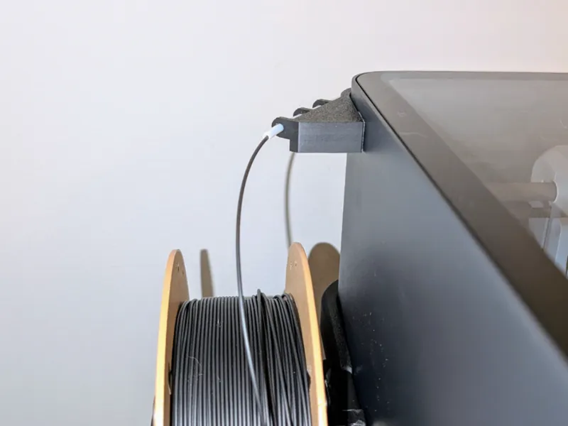 Filament guide for side spool