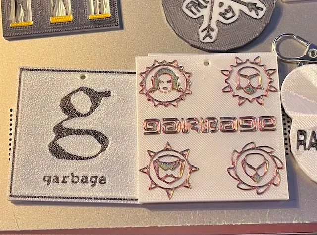 Garbage band logo keychain