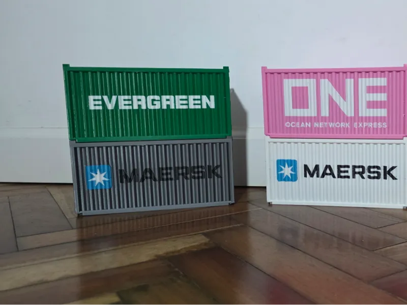 Contenedor de envio con logos ("EVERGREEN")