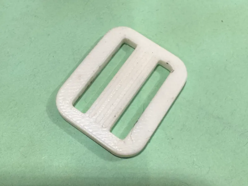 Adjustable strap buckle