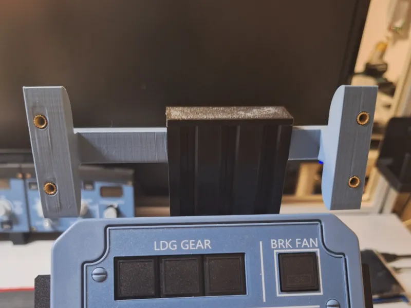 Bracket for WinCtrl 32 TCAS on t-track 2060