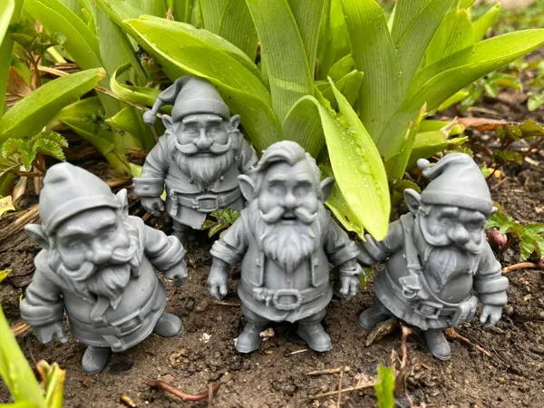 Hobbits et nains miniatures