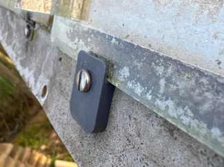 Greenhouse roof glass bottom grip