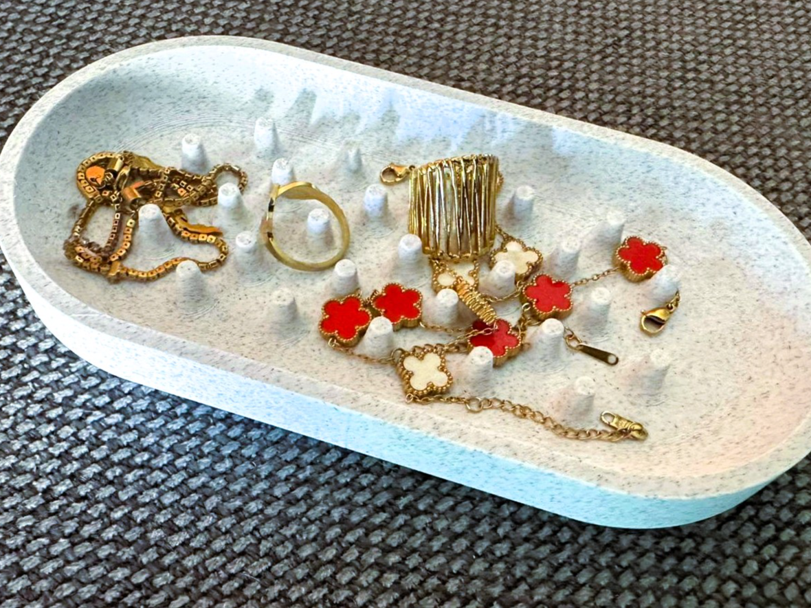 Minimal Ring Holder – Anti-Tangle Organizer