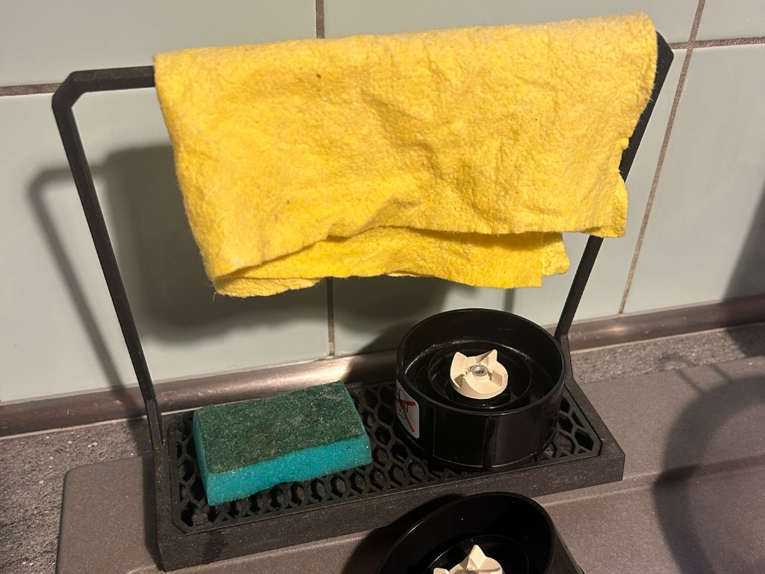 Spülbecken-Organizer mit Tuchhalter/Schwammablage