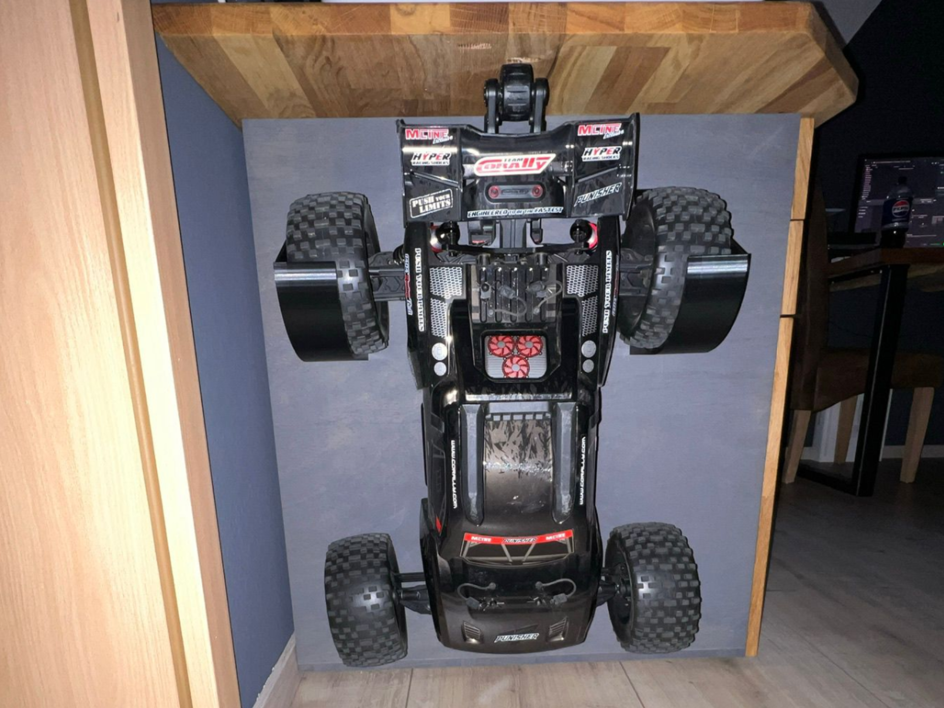 RC Auto Wandhalteung 1/8 