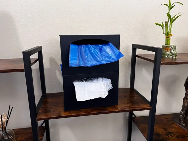 Distributeur de rouleaux de sacs poubelle empilable