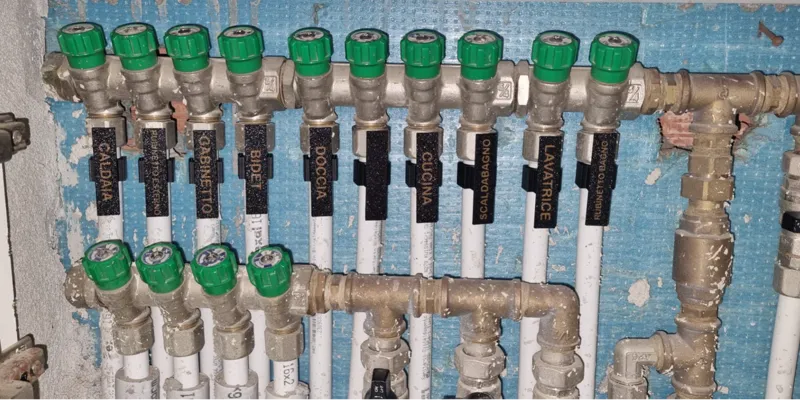 Etichette per collettori tubi acqua