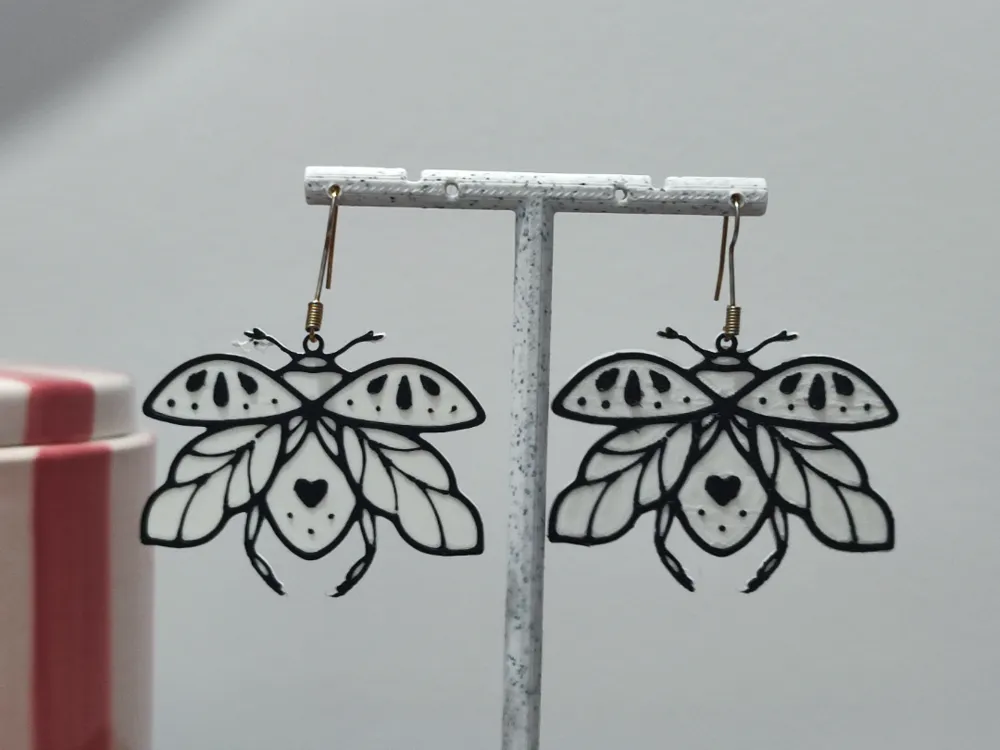Pendientes: Aretes Polilla de la Luna. Referencia del modelo original.