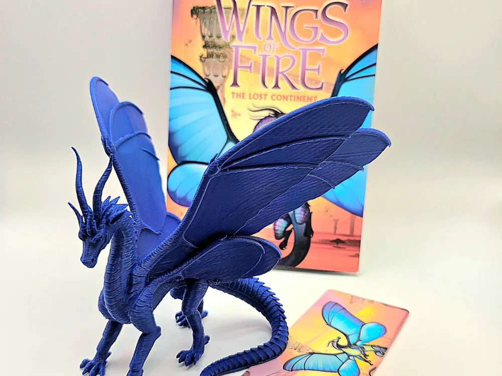Adorno temático: Wings of Fire Silkwing Dragon: Blue. Referencia del modelo original.