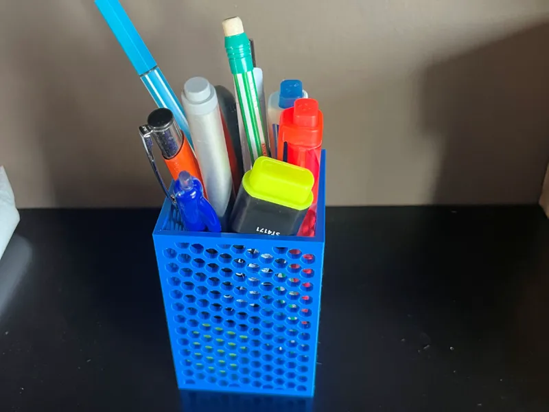 simple pen holder with circel patern 