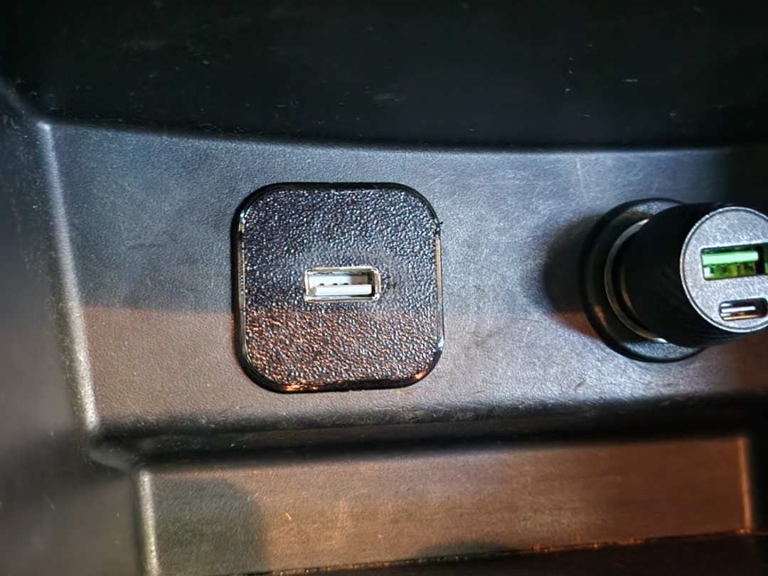 Suzuki USB socket for an aftermarket multimedia