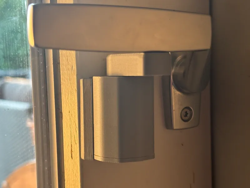 Door handle blocker thingie