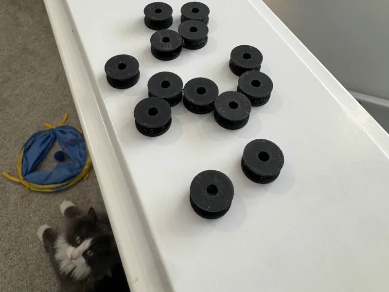 Simple Screw Hanger / Mount
