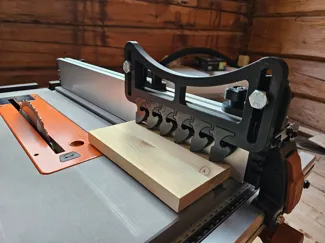 Table saw fence feather board