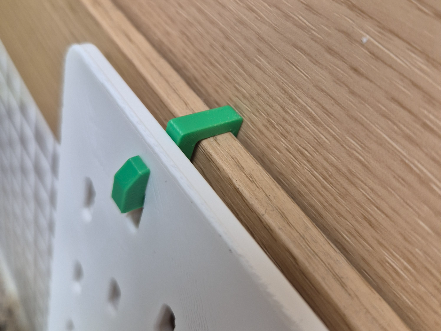 Skadis Window Frame Clip (10mm Frame / 2mm Gap)