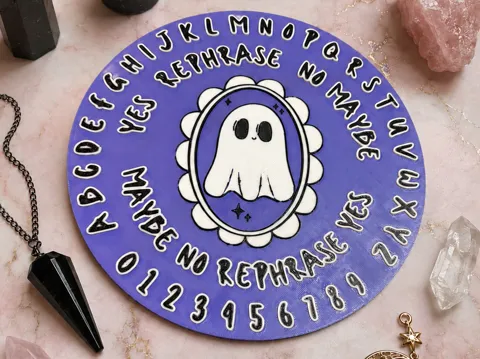 Adorno temático: Pastel Goth Ghost Scrying Board Pendulum Board — referencia de MakerWorld