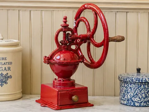 Figura decorativa: Miniature Antique Coffee Grinder — referencia de MakerWorld