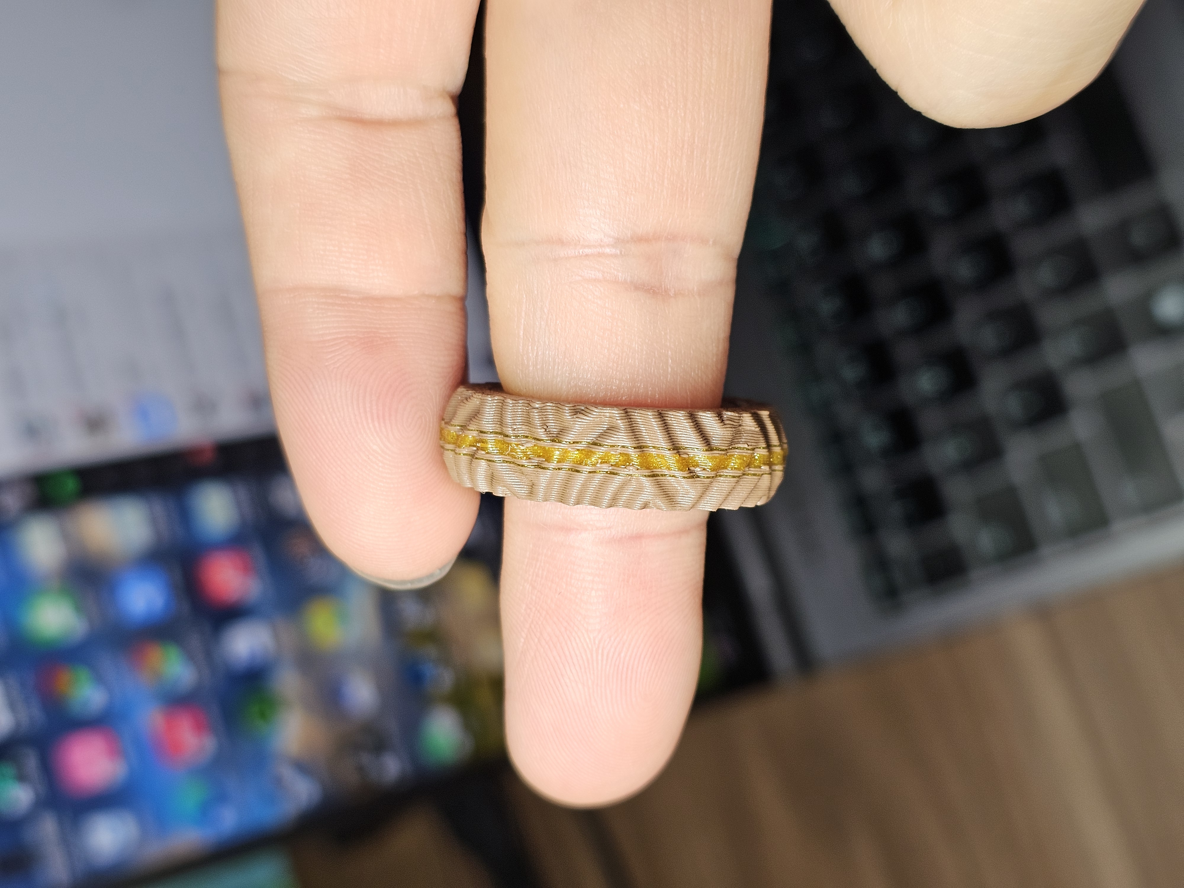 Miniatura 1 do modelo 3D 简单的指环（第二弹）一体打印、精致、小巧、可旋转、无声、 i人解压指环、巴黎饰钉、纹饰 、配色diy