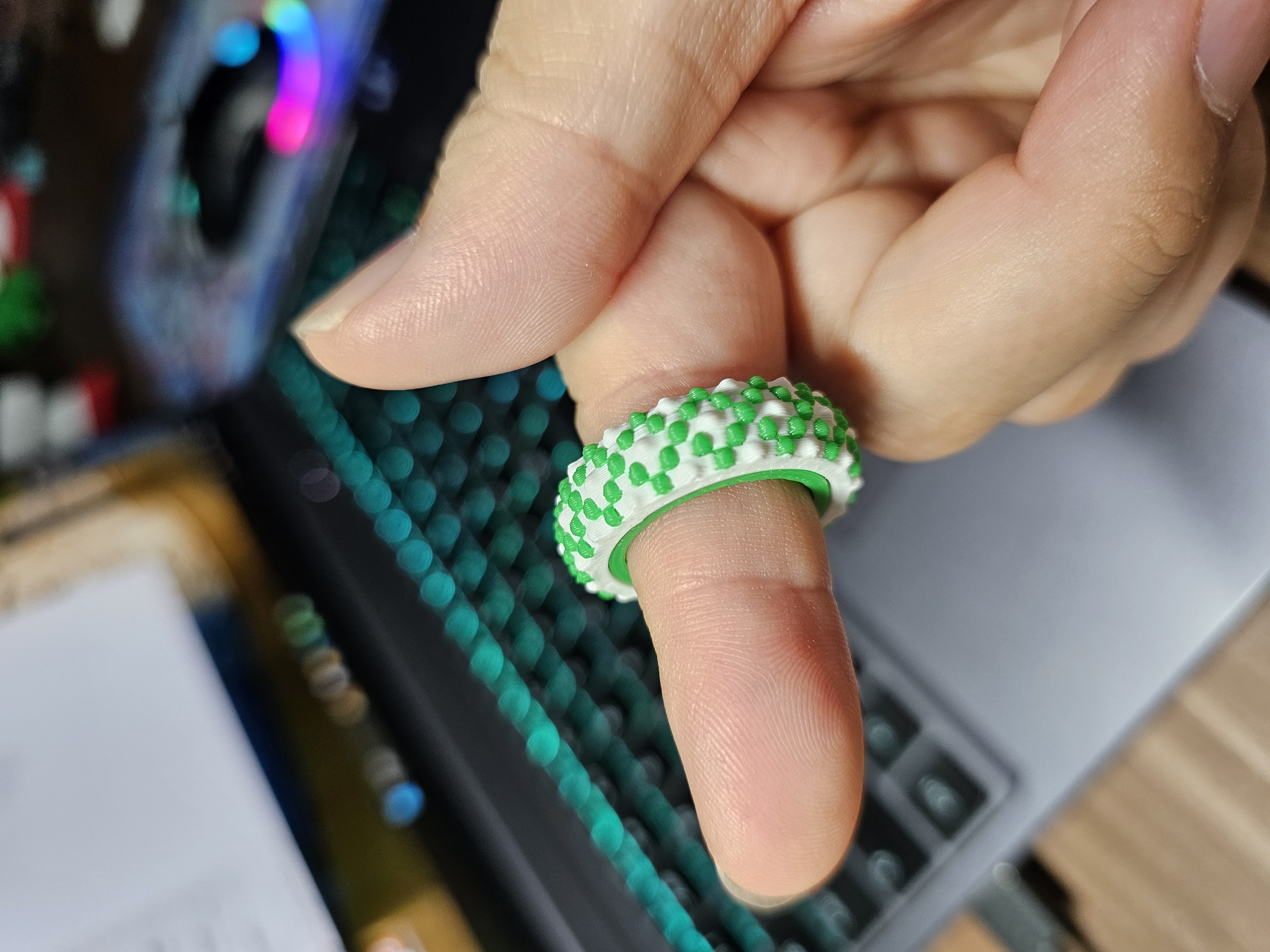 Miniatura 2 do modelo 3D 简单的指环（第二弹）一体打印、精致、小巧、可旋转、无声、 i人解压指环、巴黎饰钉、纹饰 、配色diy