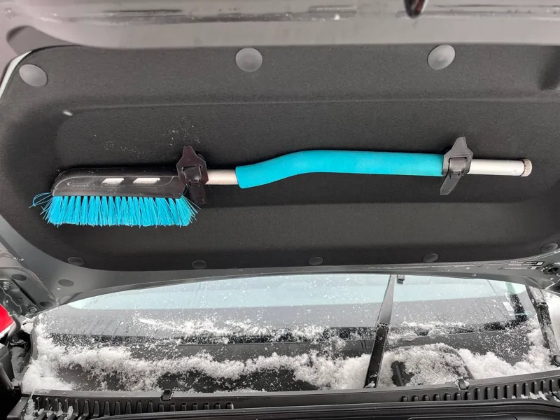 BYD Leopard 3 snow brush frunk clamps
