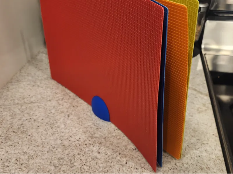 Simple cutting board holder