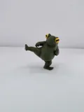 Фигурка на жаба в поза карате и джудо