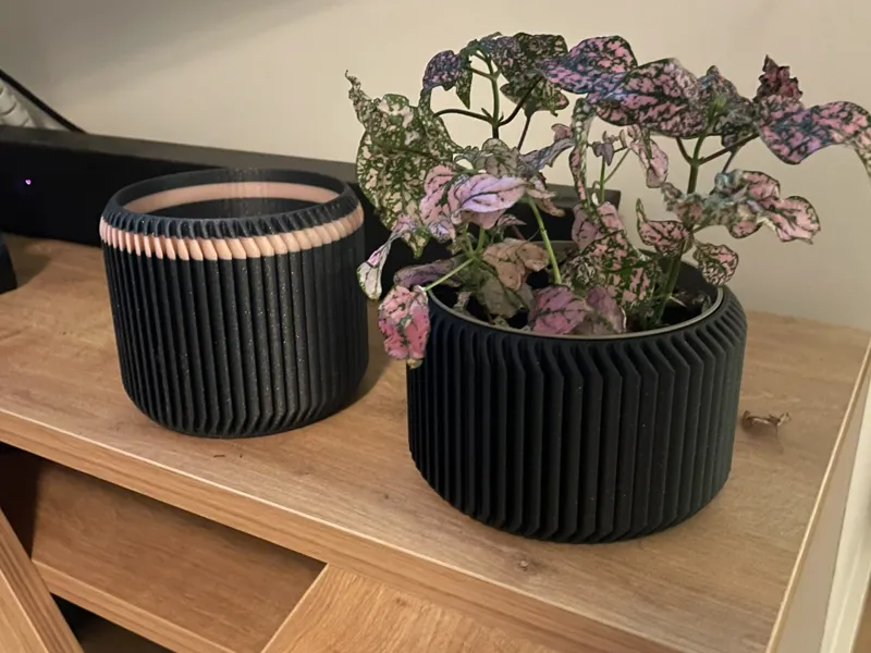 ZC Wavey Planter (11cm) (Scale to size)