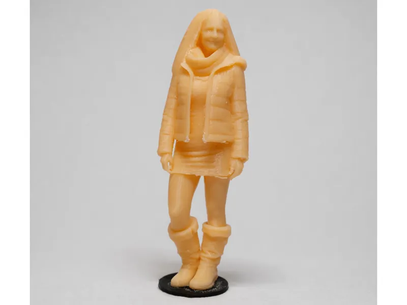Frau mit Minirock v2 – Wintermotiv für LGB 1:22,5