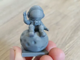 Sitzender Astronaut