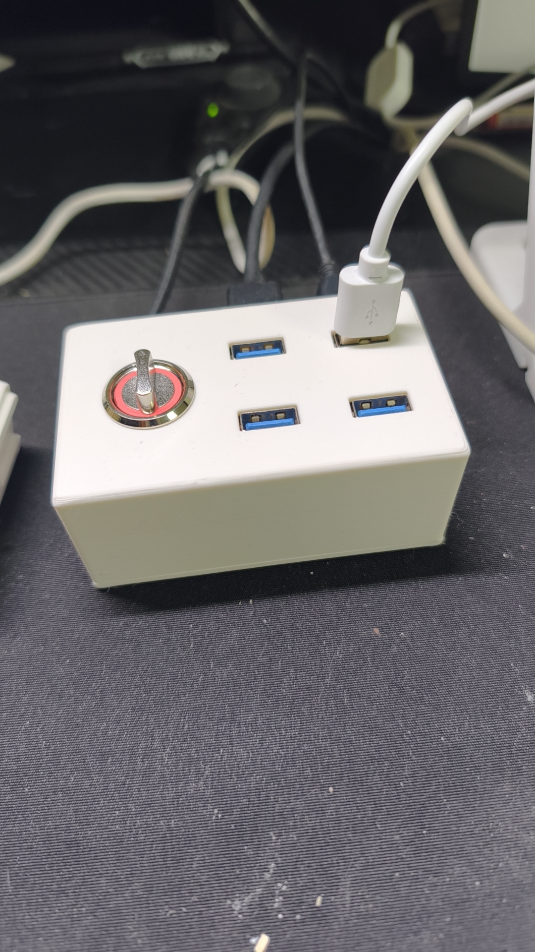 Miniatura 1 do modelo 3D 电脑旋钮开机+4口USB拓展器