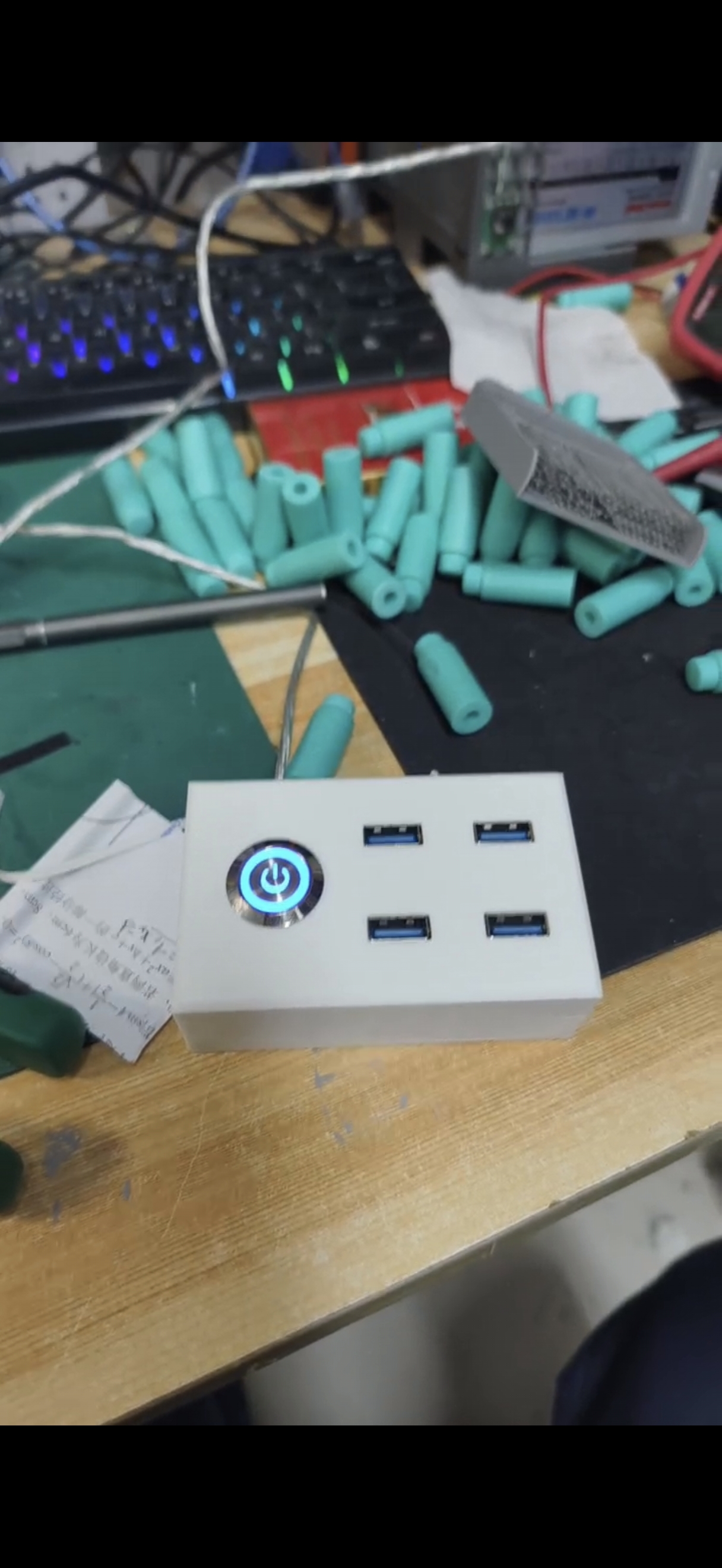 Miniatura 2 do modelo 3D 电脑旋钮开机+4口USB拓展器