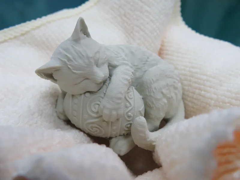 イースターのうたた寝：ラッキーエッグと子猫