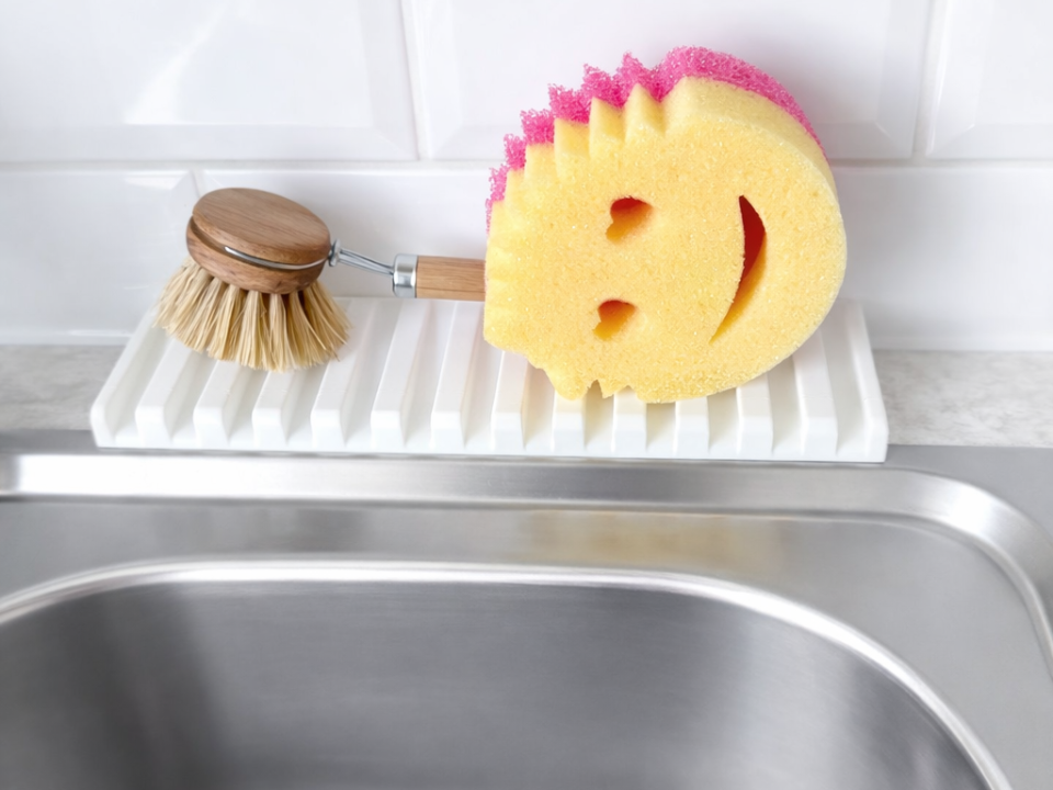 Kitchen organizer with drain channels