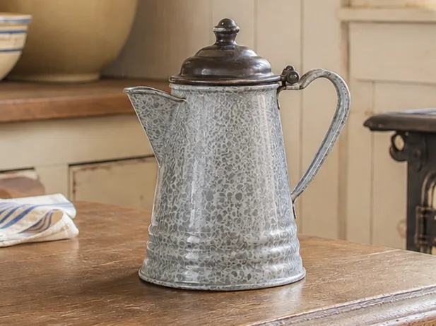 Figura decorativa: Miniature Graniteware Coffee Pot. Referencia del modelo original.