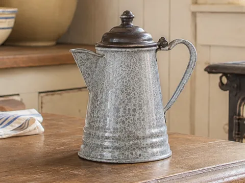 Figura decorativa: Miniature Graniteware Coffee Pot — referencia de MakerWorld