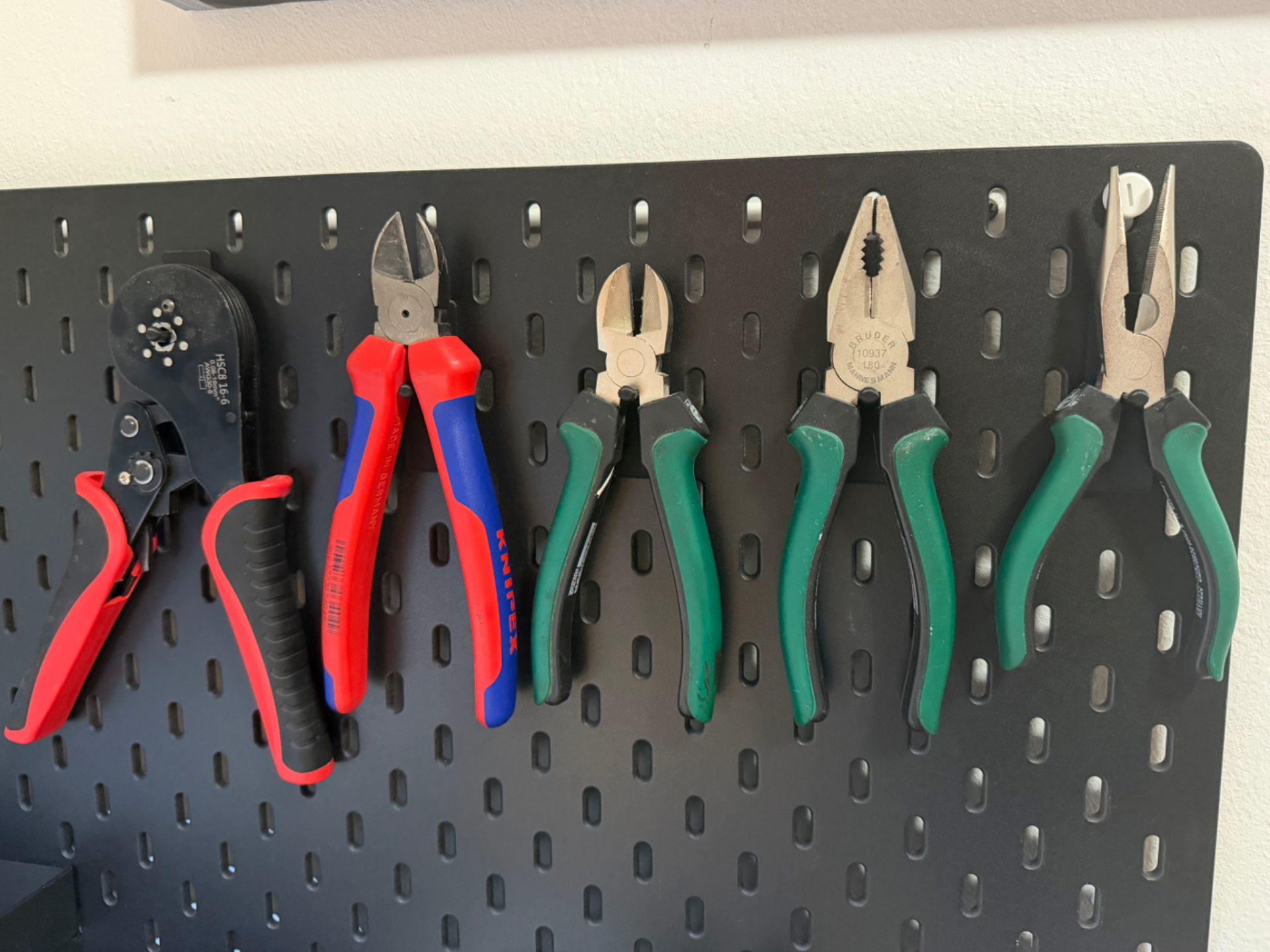 Smart Universal Pliers Holder for Skadis 